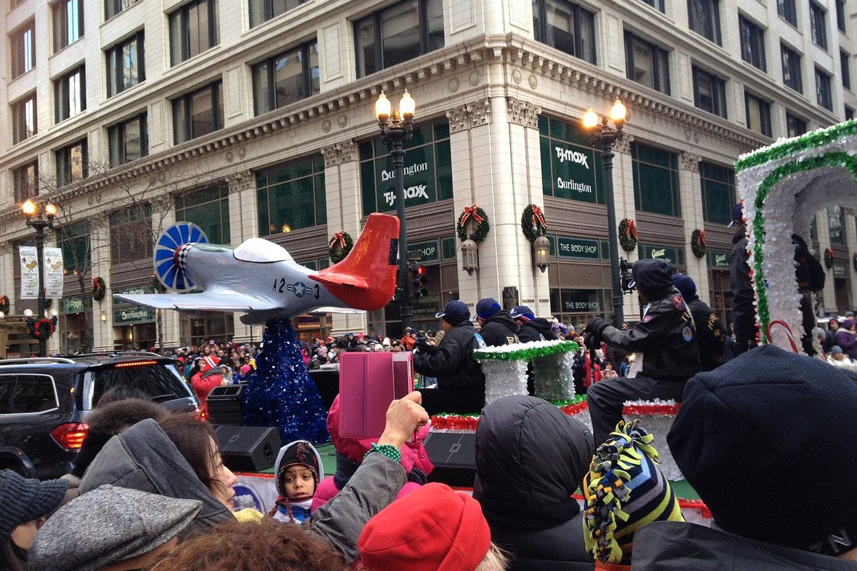 Crowds watching a balloon float down State Street at the Chicago Thanksgiving Parade in 2014