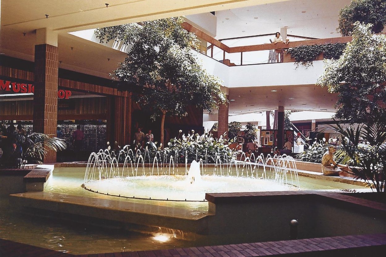 The fountain court inside Lincoln Mall in Matteson in the 1970s