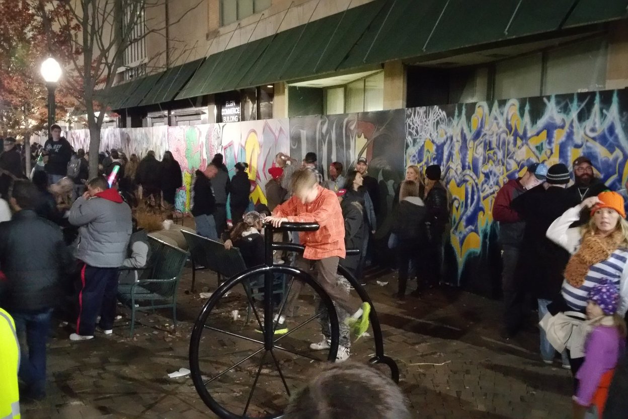 Crowds pack the sidewalk along downtown Elgin storefronts during Nightmare on Chicago Street in 2015