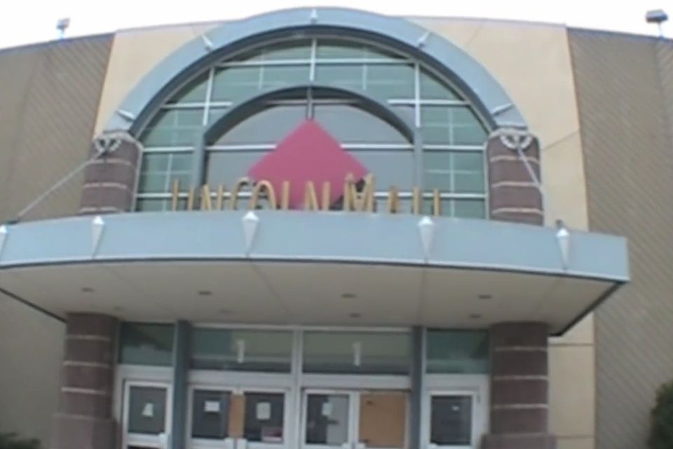 The Lincoln Mall entrance and sign in its later years